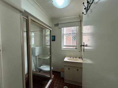 6 / 4 Mosbri Crescent, The Hill
