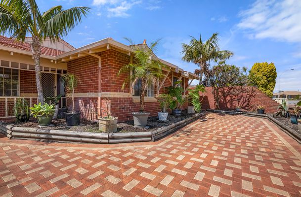 16 Frigate Close, Waikiki