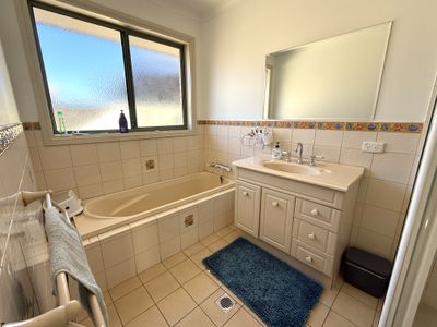 2 Gundaline Court South, Griffith