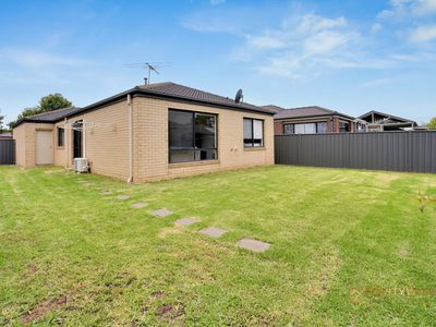 8 Gunyong Crescent, Manor Lakes