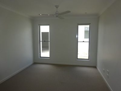 1 / 11 Velox Circuit, Upper Coomera