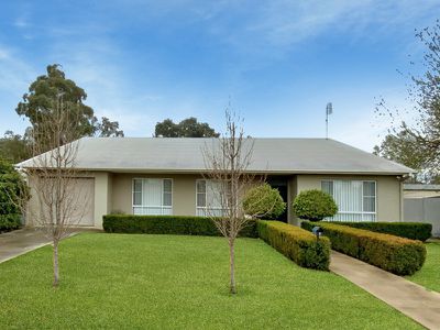 2 John Girdham Place, Forbes