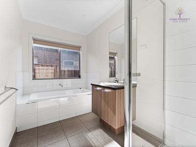 13 Aylesbury Avenue, Truganina