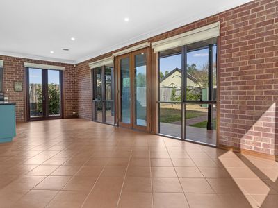 30 McGuire Crescent, Williamstown