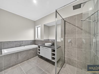 61 Sunlight Circuit, Lara