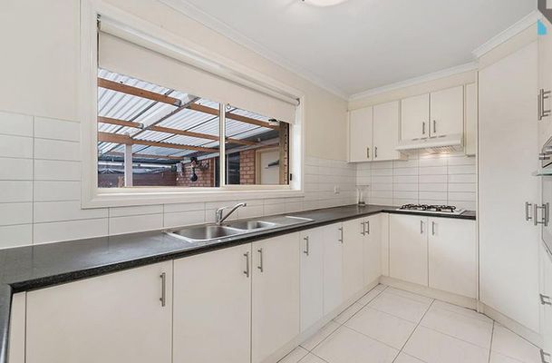 4 Ferntree Walk, Roxburgh Park