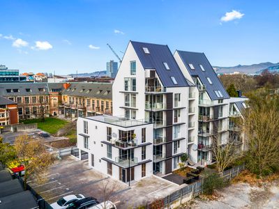 8 / 15 Peterborough Street, City Centre