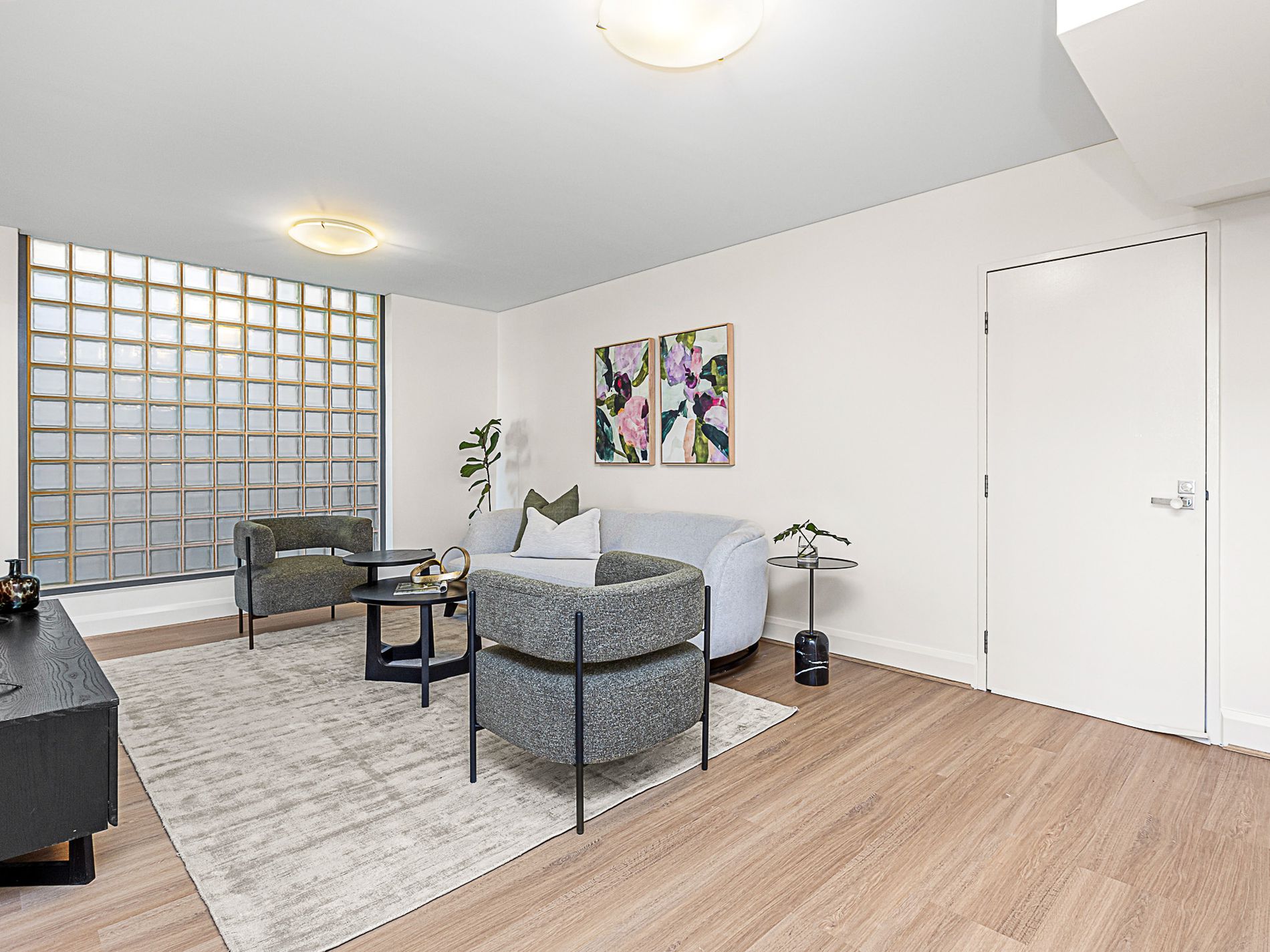 1 / 8 Mounts Bay Road, Crawley