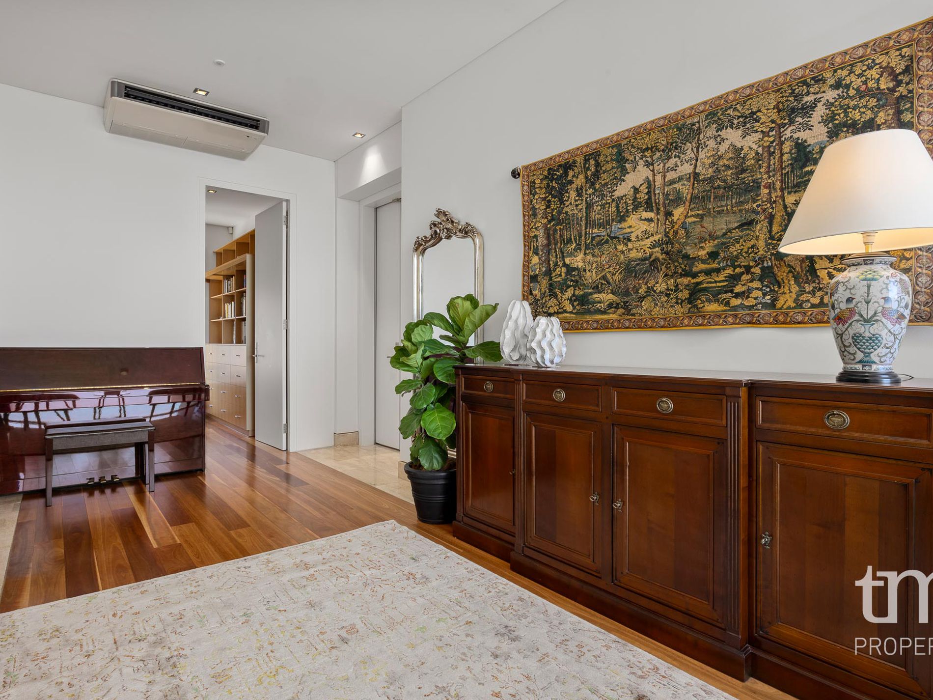 9 / 8 Mounts Bay Road, Crawley