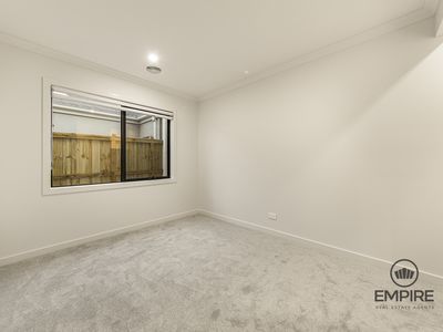 34 Guling , Clyde North