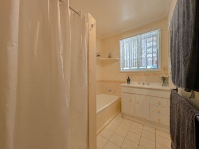 1947 Murray Valley Highway, Lake Charm