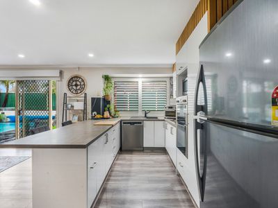 6 Moore Place, Currans Hill