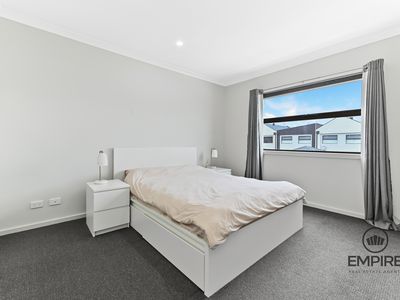 5 Guell La, Clyde North
