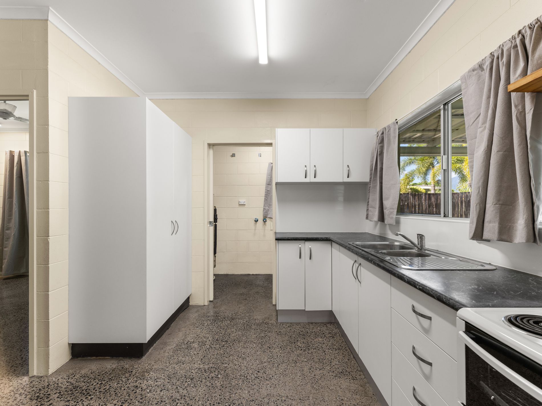 25 Hollywood Boulevard, White Rock