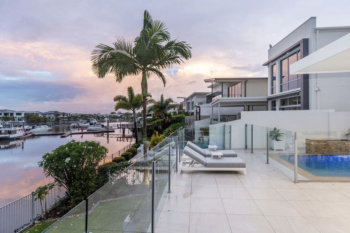 18 Onshore Place, Helensvale