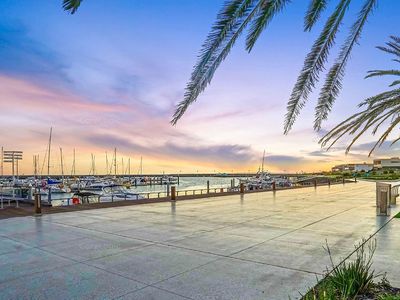132 / 33 Quay Boulevard, Werribee South