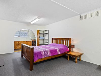 1 West Close, Hawks Nest