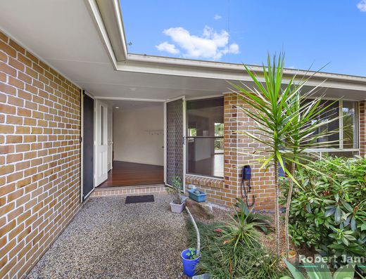 GENEROUS SIZE HOME - OPTIONS FOR DUAL LIVING image 8