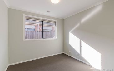18 Peridot Avenue, Officer