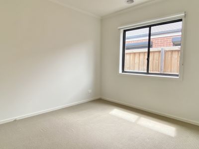 35 Honeycomb Avenue, Manor Lakes