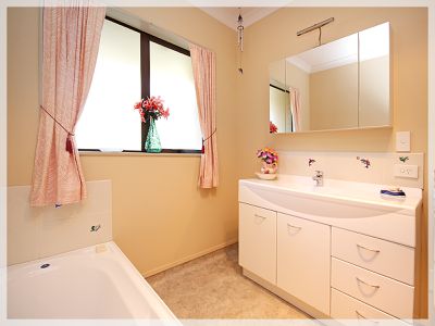 93A Queen Street West, Levin
