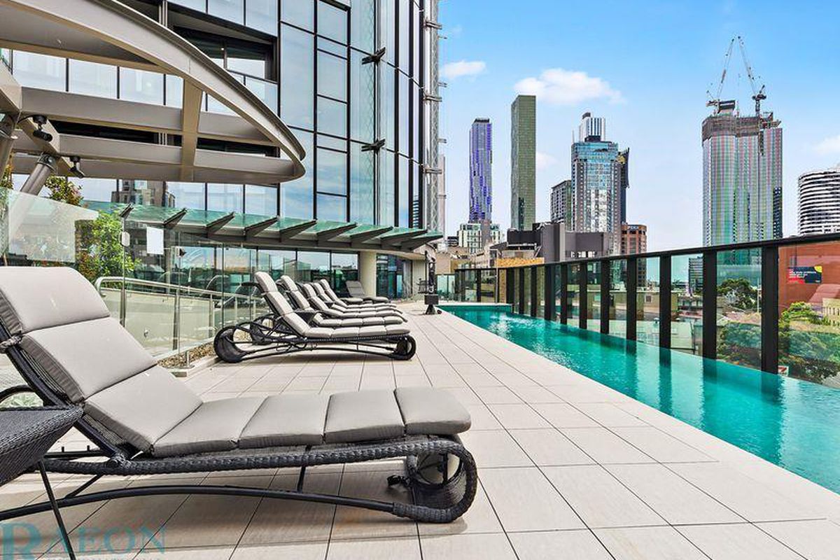 2004/23 Mackenzie Street, Melbourne