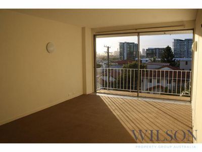 12 / 223 Cavendish Road, Coorparoo
