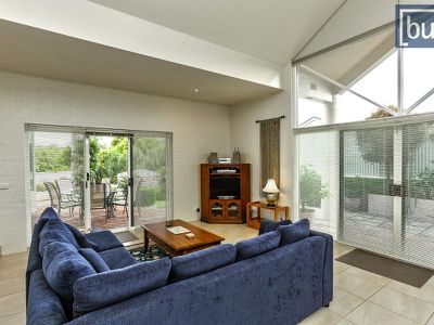 4 Maynet Pl, West Albury