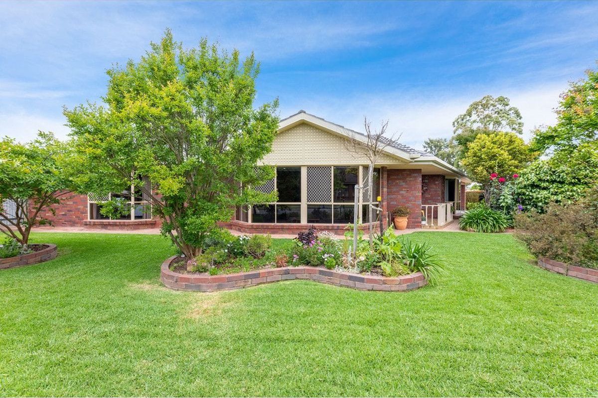 Spacious home in quiet cul-de-sac !