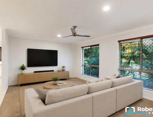 Spacious Family Living Opposite Tewantin Golf Course image 3