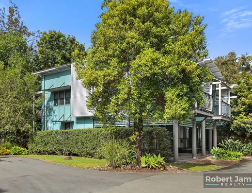 DUAL KEY TOWNHOUSE WITH MULTI USE OPTIONS! image 1