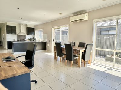 10 Brockwell Crescent, Manor Lakes