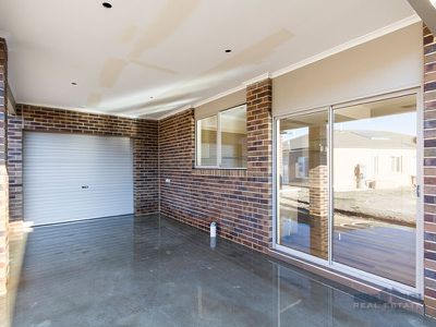 8 Herring Avenue, Cranbourne North