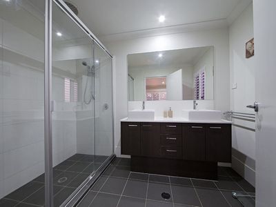 35 Margaret Cres, Wakerley