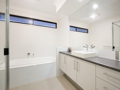 27 The Crescent, Underwood