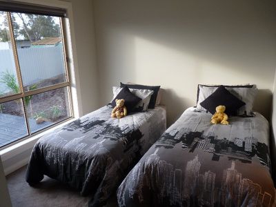1 / 13 Deakin Court, Horsham