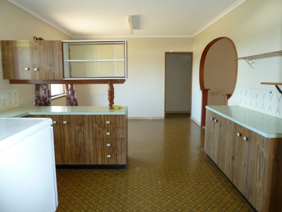 27 Putt St., Atherton