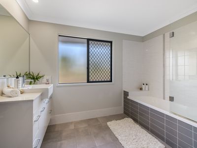 154 Kingfisher Crescent, Palmview