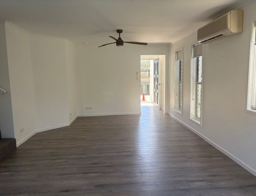 Townhouse in the heart of Coolum Beach image 5