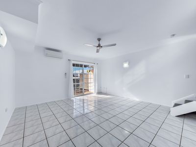 9 / 11 Island Close, Cannonvale