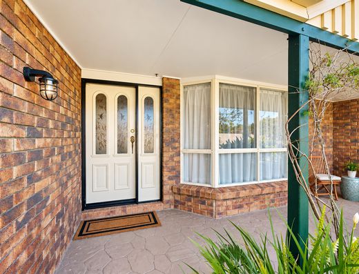 Spacious, Light-Filled Living in a Quiet Old Tewantin Cul-de-Sac image 2