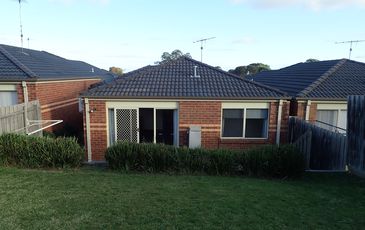 8 / 12 RENLIK COURT, Pakenham