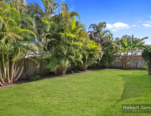 Bright and Breezy 3 Bed Home with Fruit image 4