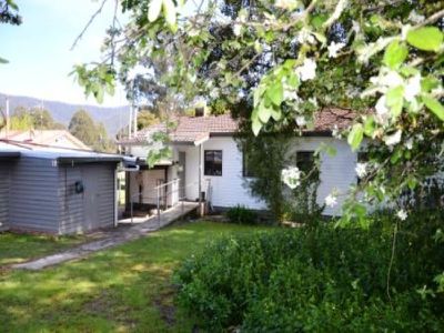 16 Lakeside Avenue , Mount Beauty