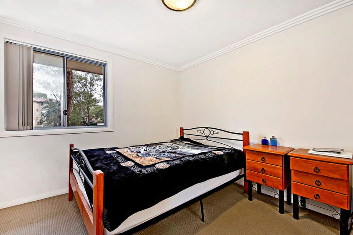 40 / 100  Kenyons , Merrylands