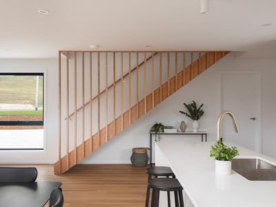 2 Leeman Court, Riverside