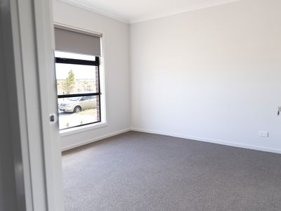 28 Muscatel Crescent, Manor Lakes