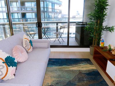 Stylish Apartment on High Level with Views, Docklands