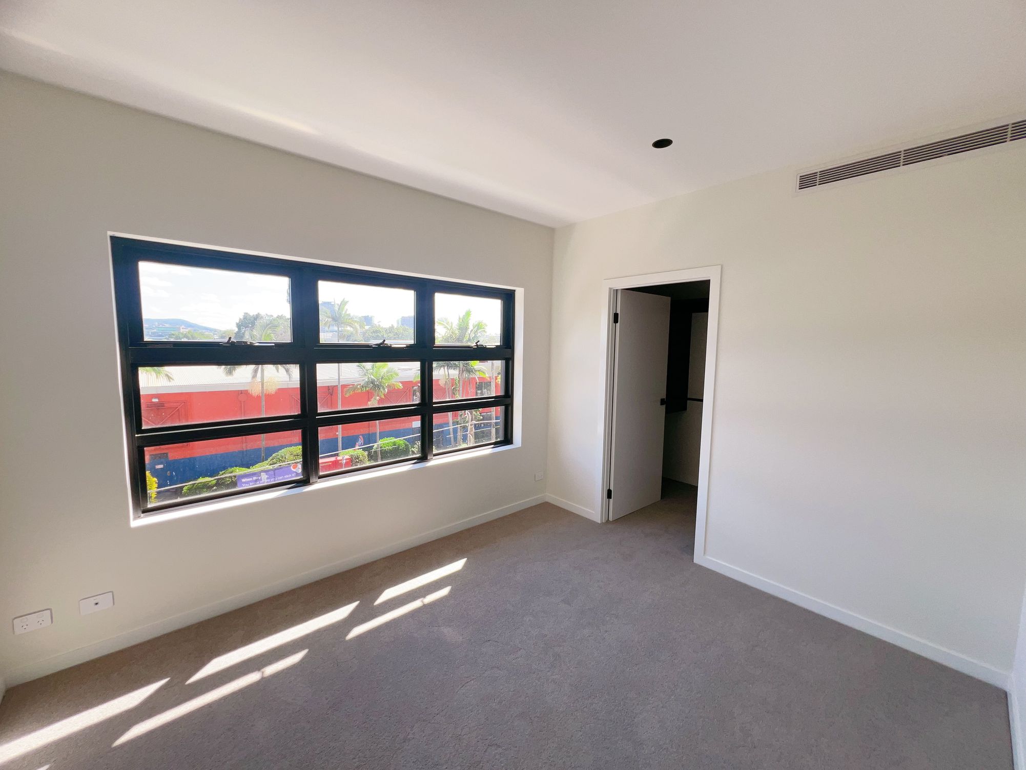 202 / 25 Bank Street, West End