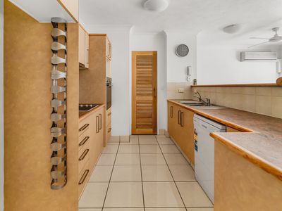 7 / 12 Monte Carlo Avenue, Surfers Paradise
